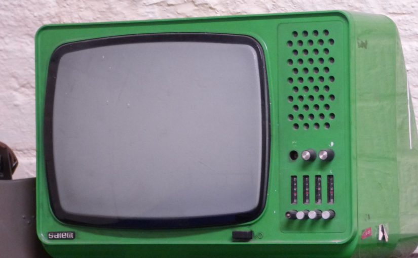 W obecnych czasach bardzo dużo osób swój wolny czas spędza przed telewizorem.