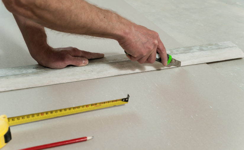 Zalety użytkowania ścianek działowych i podwieszanych sufitów w biurach i pomieszczeniach użytkowych.