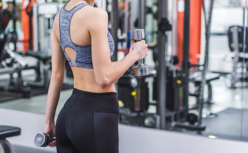 Szkło w Mieszkaniu: Lustro jako Ekskluzywny Część do Nowoczesnej Mieszkania.