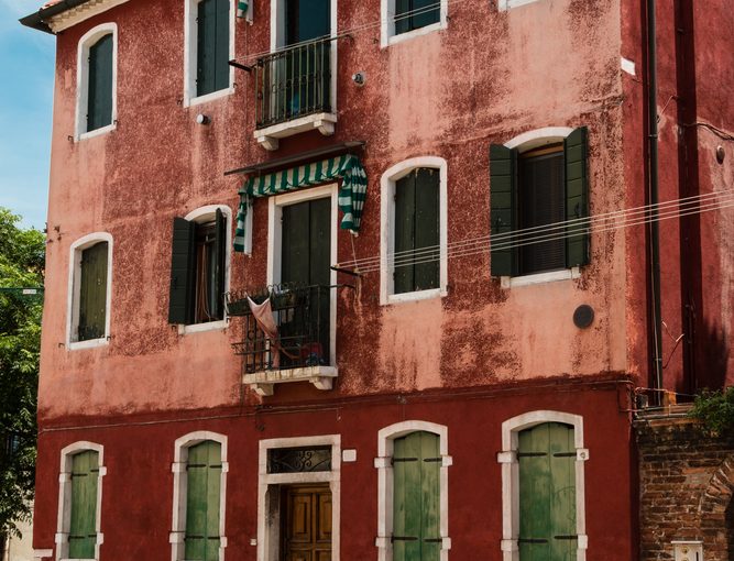 Innowacyjne fasady: jak zaawansowane technologie i ekologia zmieniają estetykę nowoczesnych mieszkań